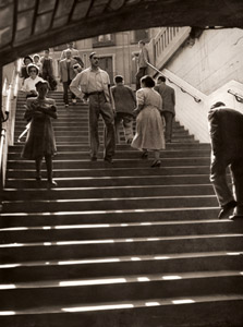 賞品をもらった人々 [ホセ・ティノコ・アセラ, アサヒカメラ 1952年4月号より]のサムネイル画像