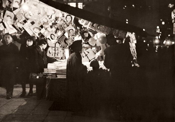 露店 [吉岡専造, 1951年, アサヒカメラ 1952年4月号より] パブリックドメイン画像 