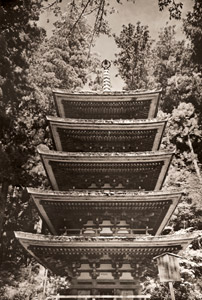 室生寺の五重塔 [渡辺義雄, アサヒカメラ 1952年4月号より]のサムネイル画像