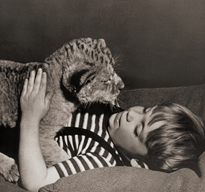 無題（ライオンの子を抱きしめる男の子） [イーラ, ねむいねむいちいさなライオンより]のサムネイル画像