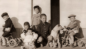 家族の写真 [福島正仁, アサヒカメラ 1951年1月号より]のサムネイル画像