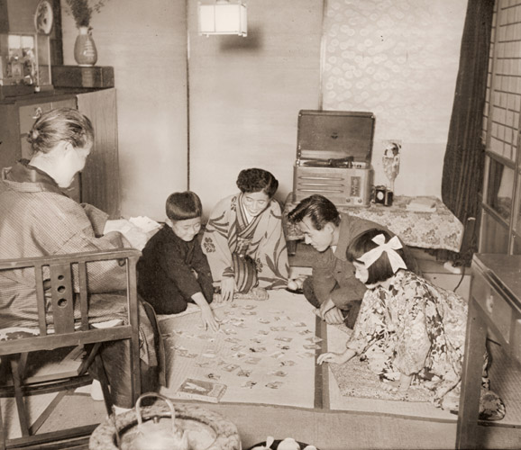 家族の写真 [明田耕太郎, アサヒカメラ 1951年1月号より] パブリックドメイン画像 