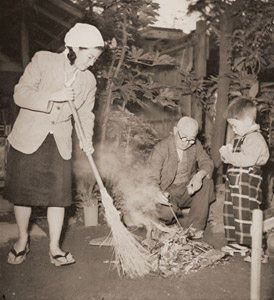 家族の写真 [芦田松之助, アサヒカメラ 1951年1月号より]のサムネイル画像