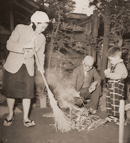 家族の写真 [芦田松之助, アサヒカメラ 1951年1月号より] パブリックドメイン画像 