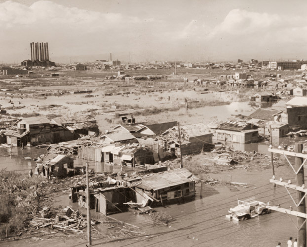 阪神地方襲ったジェーン台風 [笹部成雄, アサヒカメラ 1951年1月号より] パブリックドメイン画像 