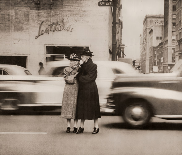 歩行者 [アーヴィング・キャンナー, アサヒカメラ 1951年1月号より] パブリックドメイン画像 