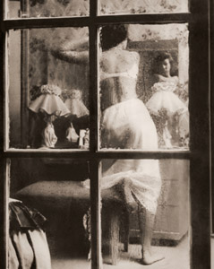 化粧する女 [エドワード・レットウ, アサヒカメラ 1951年1月号より]のサムネイル画像