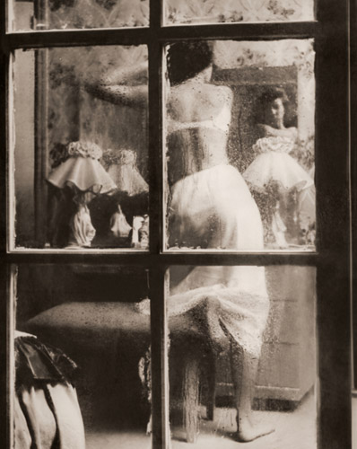 化粧する女 [エドワード・レットウ, アサヒカメラ 1951年1月号より] パブリックドメイン画像 