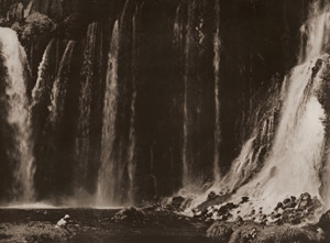 白糸滝 [柏木亀男, アサヒカメラ 1951年1月号より]のサムネイル画像