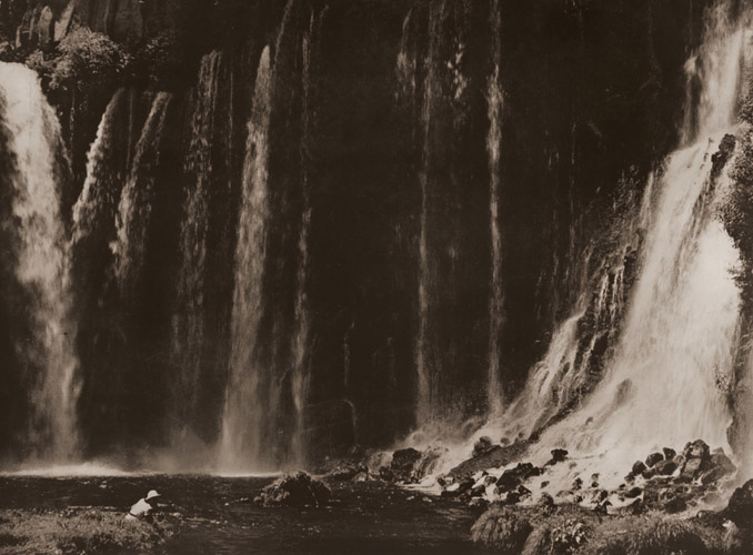 白糸滝 [柏木亀男, アサヒカメラ 1951年1月号より] パブリックドメイン画像 