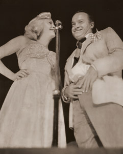 舞台で歌うボブ・ホープと女優マリリン・マックスウェル [稲村隆正, アサヒカメラ 1951年1月号より]のサムネイル画像