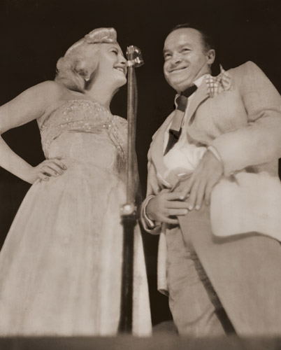 舞台で歌うボブ・ホープと女優マリリン・マックスウェル [稲村隆正, アサヒカメラ 1951年1月号より] パブリックドメイン画像 