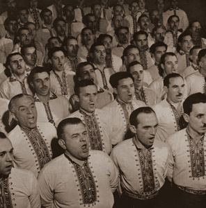 ブルガリアの合唱団 [デビッド・ダグラス・ダンカン, 1947年, アサヒカメラ 1951年1月号より]のサムネイル画像