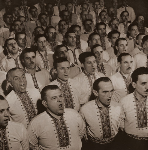 ブルガリアの合唱団 [デビッド・ダグラス・ダンカン, 1947年, アサヒカメラ 1951年1月号より] パブリックドメイン画像 