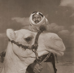 アラビアの砂漠警察官 [デビッド・ダグラス・ダンカン, 1946年, アサヒカメラ 1951年1月号より]のサムネイル画像