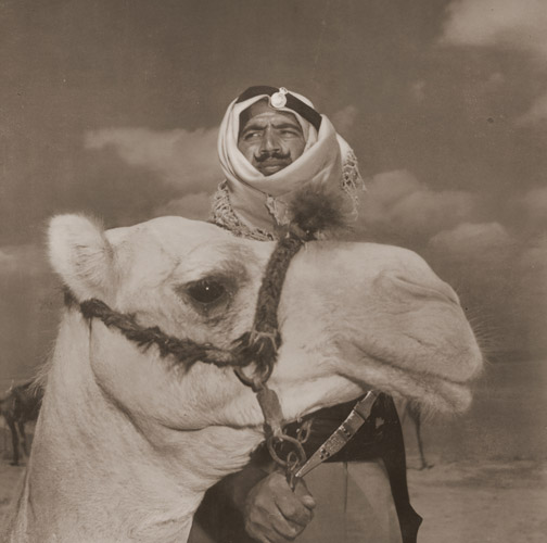 アラビアの砂漠警察官 [デビッド・ダグラス・ダンカン, 1946年, アサヒカメラ 1951年1月号より] パブリックドメイン画像 
