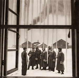 予備隊は鍛える （隊員を訓練中の上官） [ホーレス・ブリストル, アサヒカメラ 1951年5月号より]のサムネイル画像