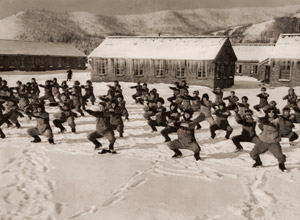予備隊は鍛える （団体訓練中の隊員） [ホーレス・ブリストル, アサヒカメラ 1951年5月号より]のサムネイル画像