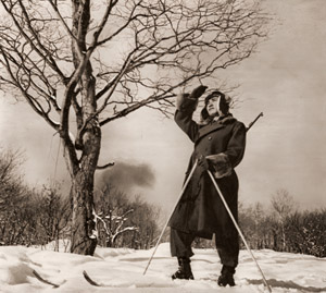 予備隊は鍛える （スキーで移動する隊員） [ホーレス・ブリストル, アサヒカメラ 1951年5月号より]のサムネイル画像