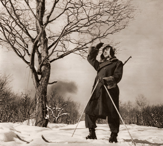 予備隊は鍛える （スキーで移動する隊員） [ホーレス・ブリストル, アサヒカメラ 1951年5月号より] パブリックドメイン画像 