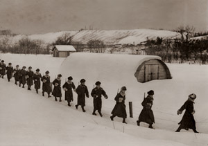 予備隊は鍛える （雪中の大行進） [ホーレス・ブリストル, アサヒカメラ 1951年5月号より]のサムネイル画像
