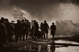 火事場 [藤田圭一, アサヒカメラ 1951年5月号より]のサムネイル画像