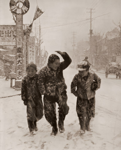 初雪の子供達 [斎田和夫, アサヒカメラ 1951年5月号より] パブリックドメイン画像 