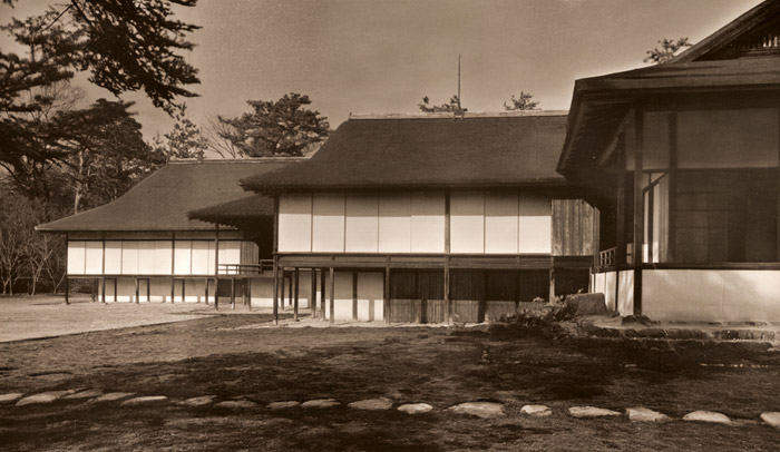 Katsura Detached Palace (Outlook) [Yoshio Watanabe,  from Asahi Camera May 1951]