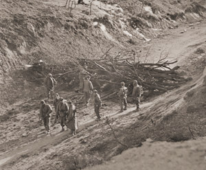 地雷の探知 [ジョン・ドミニス, アサヒカメラ 1951年5月号より]のサムネイル画像