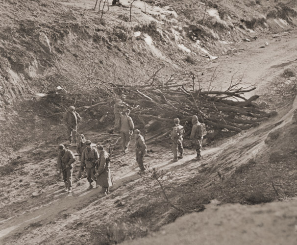 地雷の探知 [ジョン・ドミニス, アサヒカメラ 1951年5月号より] パブリックドメイン画像 