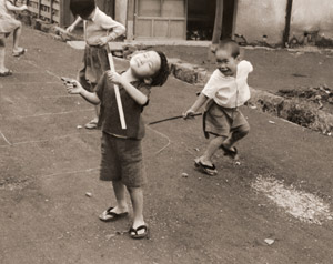子供の世界 [松村厚一郎, アサヒカメラ 1955年3月号より]のサムネイル画像