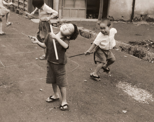 子供の世界 [松村厚一郎, アサヒカメラ 1955年3月号より] パブリックドメイン画像 