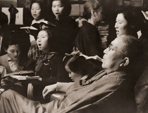讃美歌をうたつ鳩山邸 [吉岡専造, アサヒカメラ 1955年3月号より]のサムネイル画像