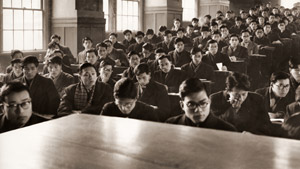 寒い教室 [ハナヤ勘兵衛, アサヒカメラ 1955年3月号より]のサムネイル画像