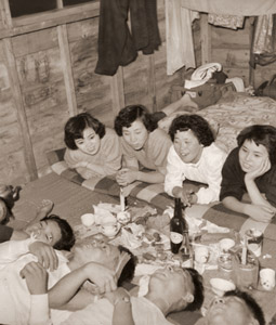 バンガローにて [大竹光雄, アサヒカメラ 1955年3月号より]のサムネイル画像