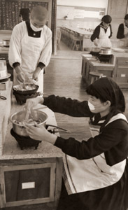 中学生のお割烹 [新居義久, アサヒカメラ 1955年3月号より]のサムネイル画像