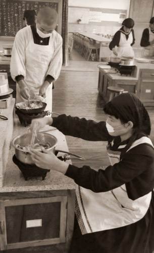 中学生のお割烹 [新居義久, アサヒカメラ 1955年3月号より] パブリックドメイン画像 