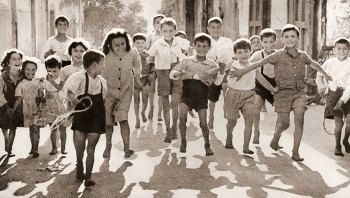 イタリアの子供たち [ダニエル･ベルンスタイン, アサヒカメラ 1955年3月号より] パブリックドメイン画像 