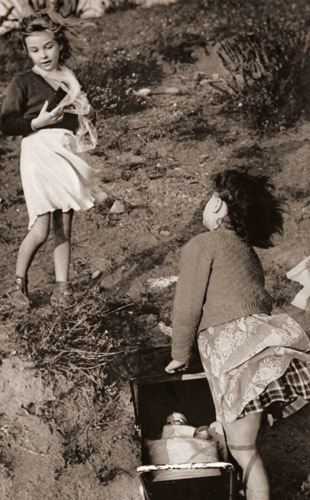二人の女の子 [マルク・リブー, アサヒカメラ 1955年3月号より] パブリックドメイン画像 