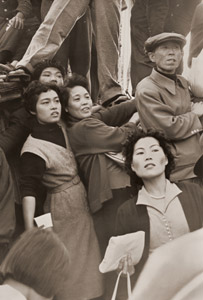 見物 [日高治利, アサヒカメラ 1955年3月号より]のサムネイル画像