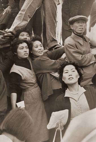 見物 [日高治利, アサヒカメラ 1955年3月号より] パブリックドメイン画像 