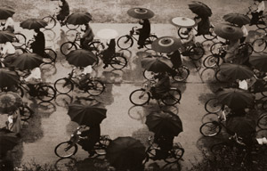 通勤 [日和佐初太郎, アサヒカメラ 1955年3月号より]のサムネイル画像