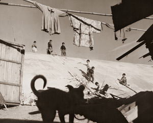 子供の遊び場 [野崎久生, アサヒカメラ 1955年3月号より]のサムネイル画像