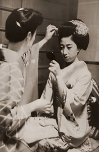 舞妓 [山本善之介, アサヒカメラ 1955年3月号より]のサムネイル画像