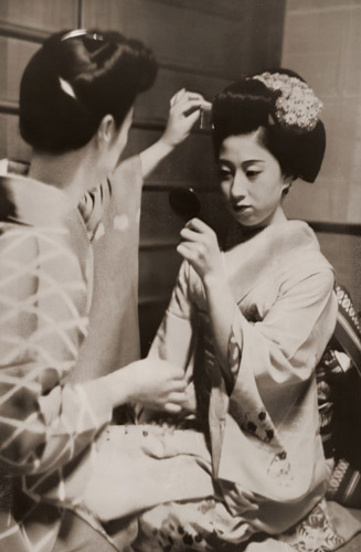 舞妓 [山本善之介, アサヒカメラ 1955年3月号より] パブリックドメイン画像 