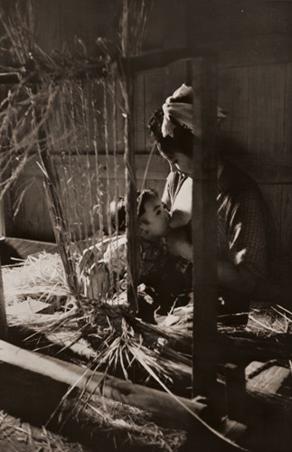 一休みする母子 [小西朝一, アサヒカメラ 1955年3月号より] パブリックドメイン画像 