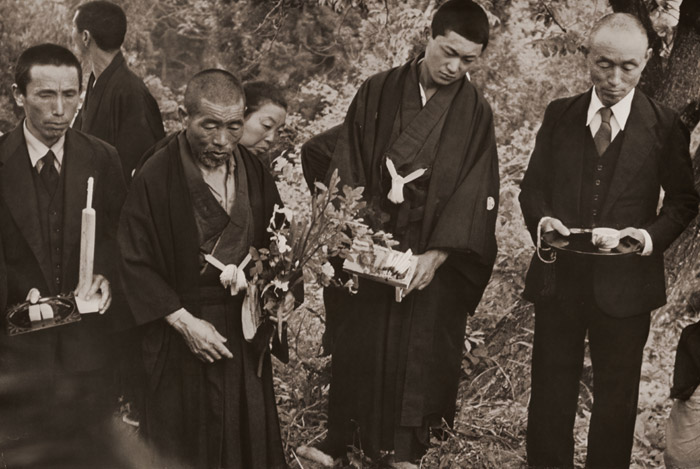 葬式 [佐藤久太郎, アサヒカメラ 1955年3月号より] パブリックドメイン画像 
