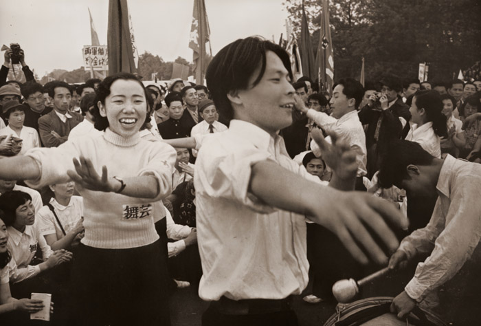 メーデーの若い人たち [黒田和夫, アサヒカメラ 1955年3月号より] パブリックドメイン画像 