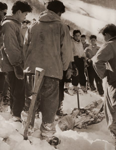 若きいのちに黙祷をささげる [池辺重利, アサヒカメラ 1955年3月号より]のサムネイル画像