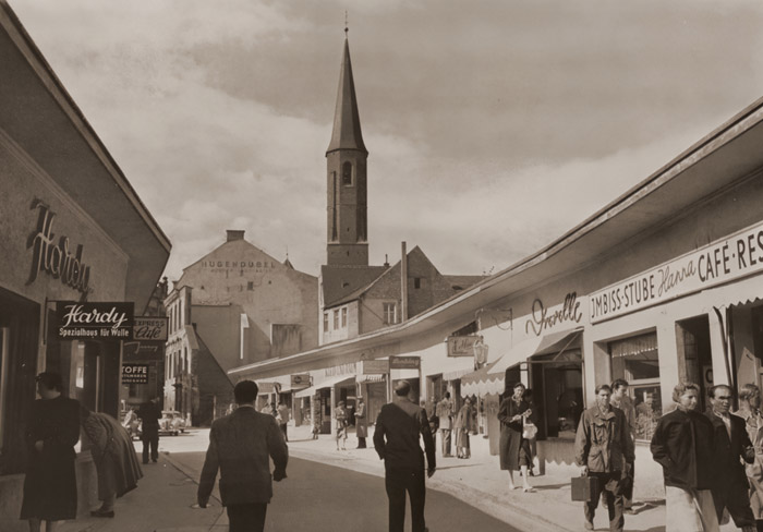 街路にて（ミュンヘン） [木村伊兵衛, アサヒカメラ 1955年3月号より] パブリックドメイン画像 